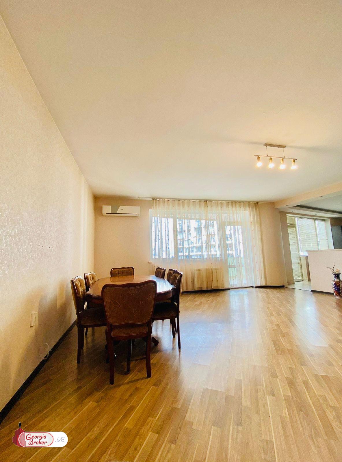 იყიდება ახალი გარემონტებული 5 ოთახიანი ბინა ვაკეში